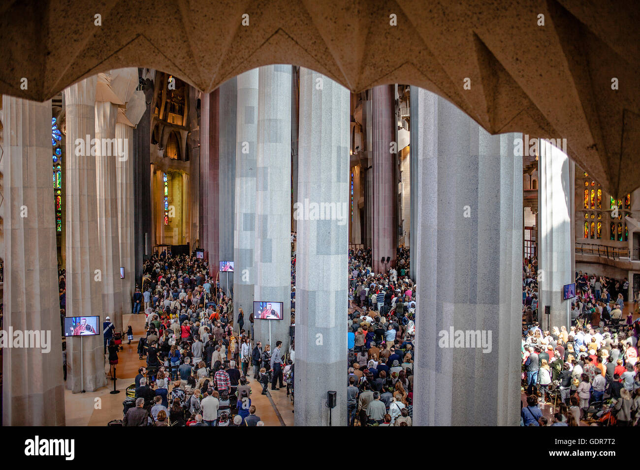 L'intérieur de la masse,basilique Sagrada Familia,allée et nef, Barcelone, Catalogne, Espagne Banque D'Images