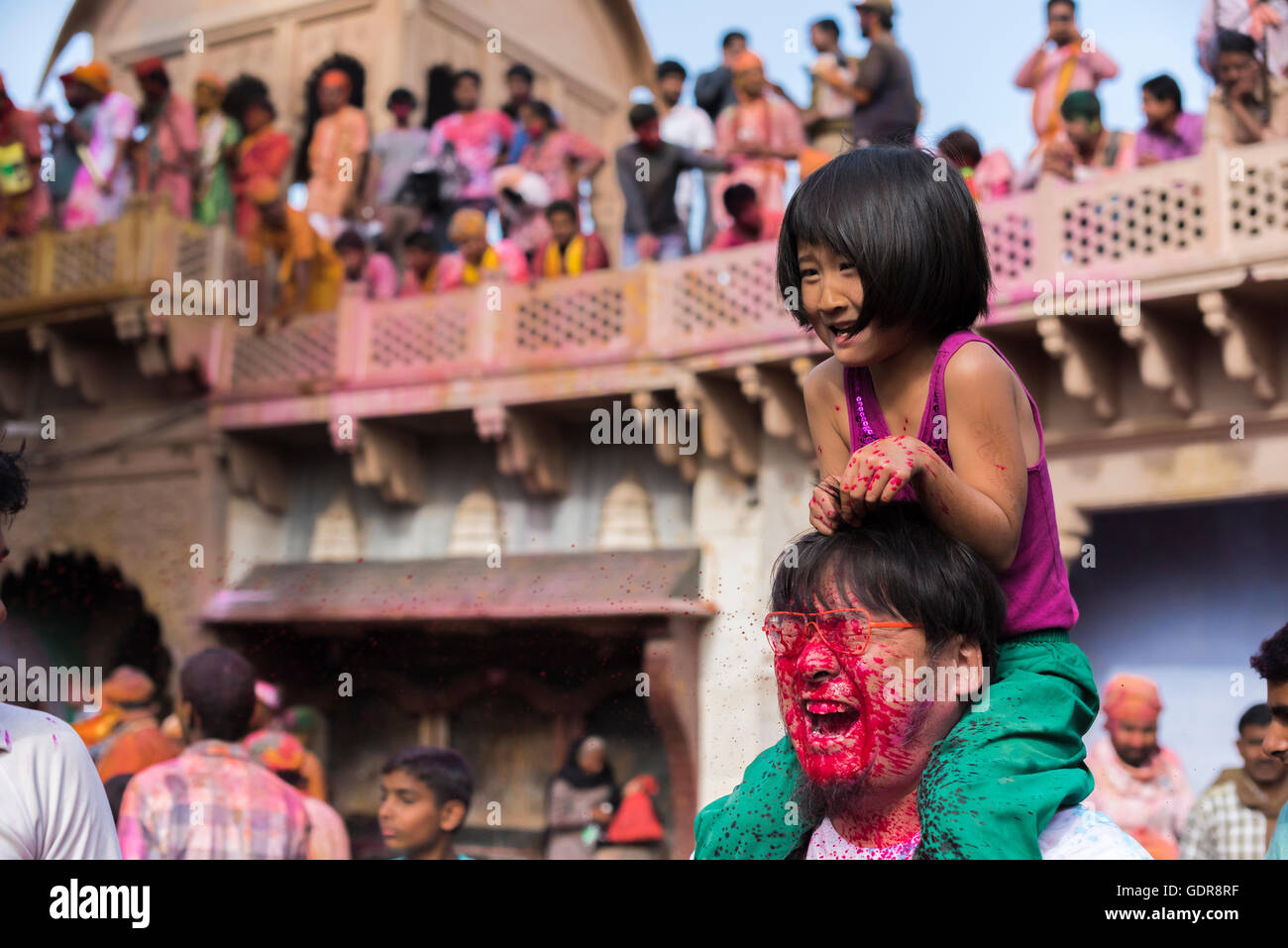 Nandgaon, Inde - 28 Février 2015 : touriste avec leur famille bénéficiant d'holi festival avec les villageois en jetant des couleurs. Banque D'Images