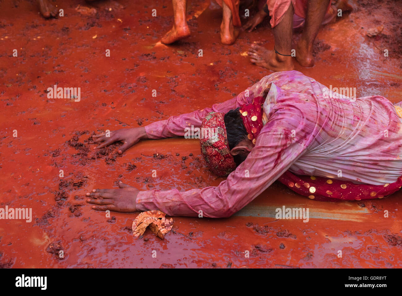 Nandgaon, Inde - le 10 mars 2014 : la collecte des fleurs de sol et prier pendant holi célébration au temple. Banque D'Images