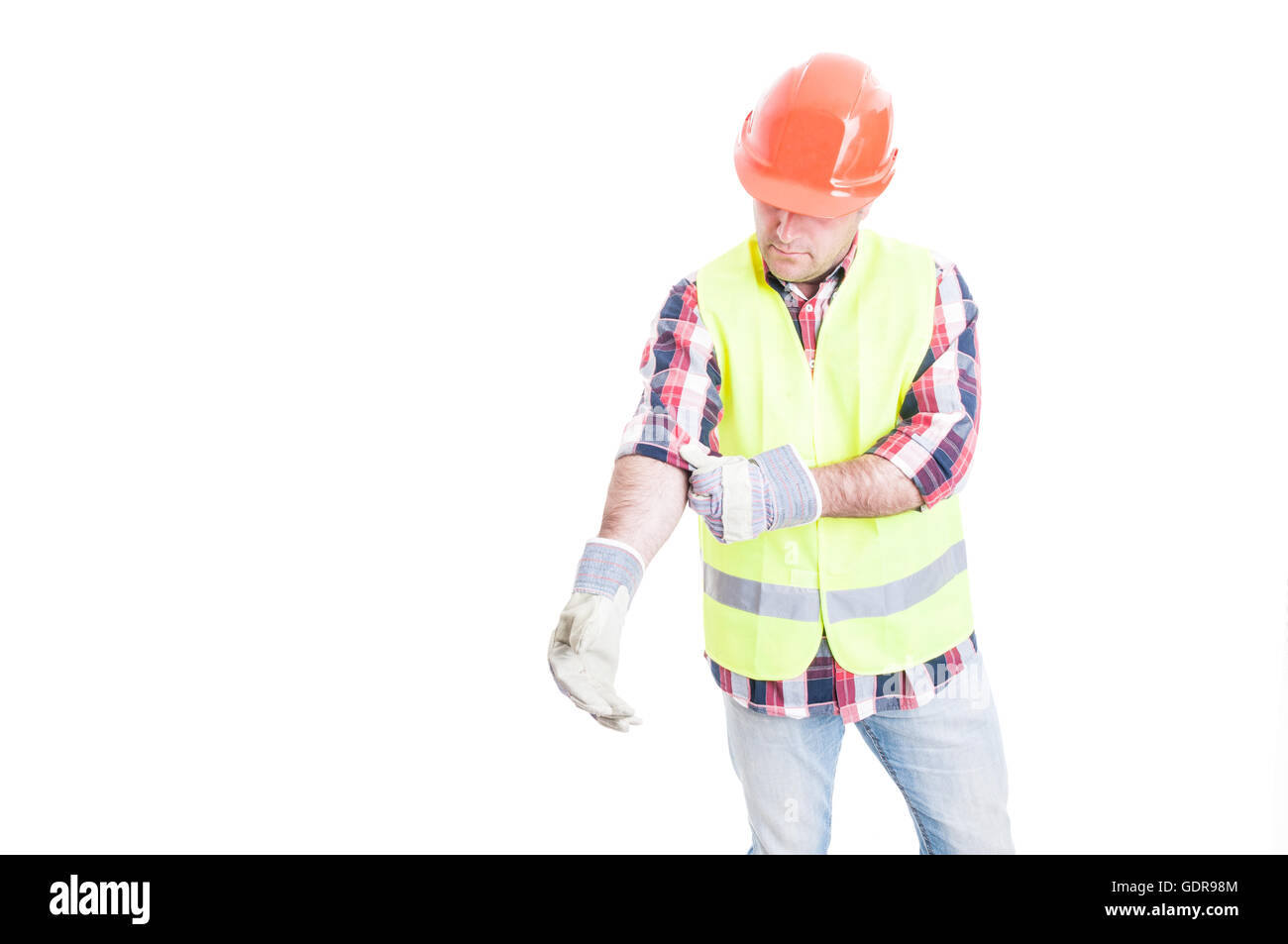 Constructeur d'hommes au travail dans des vêtements de protection et un casque isolé sur blanc avec zone publicitaire Banque D'Images