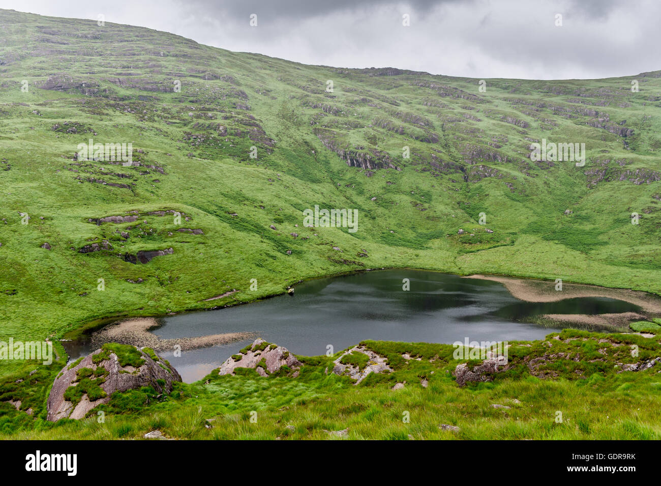 Un lac dans le parc du parc Gleninchaquin, Kenmare, Kerry, Irlande. Banque D'Images