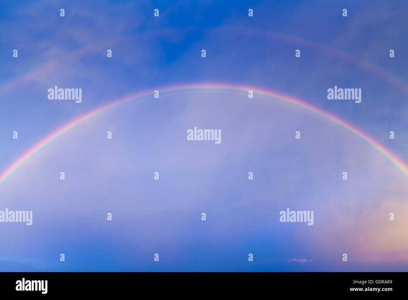 Double rainbow arch en fin d'après-midi Banque D'Images