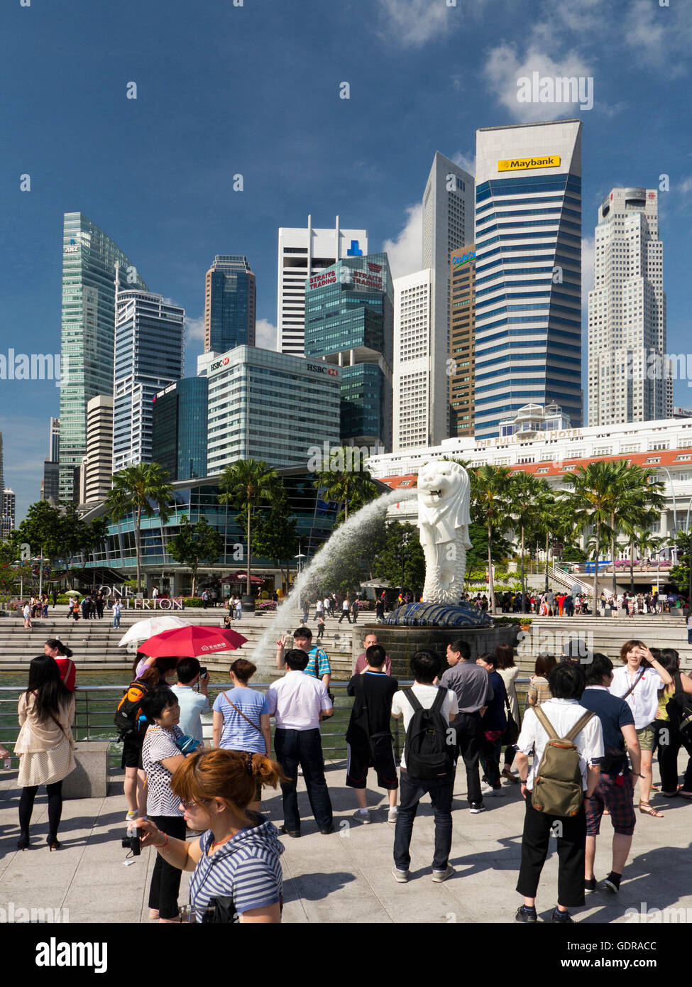 Les touristes d'admirer la statue du Merlion et diffuseur, Singapour waterfront Banque D'Images
