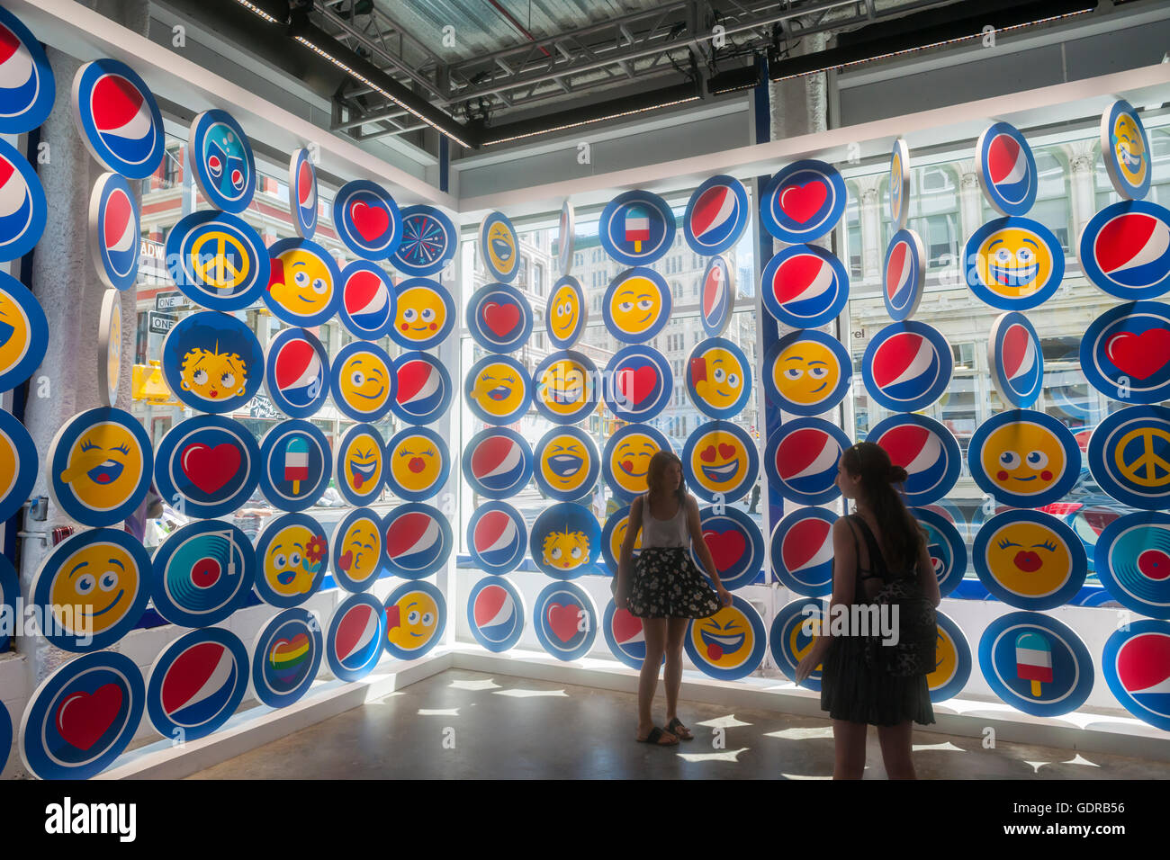Une collection d'émoticônes sont vus dans l'Emoji Pepsi Museum de New York au cours de l'exposition "l'amour : à partir de la grotte pour le clavier comme imaginé par Pepsi' le dimanche. Juillet 17, 2016. Le "Museum" a examiné la communication non verbale comme prévu par un événement de marque PepsiCo. Les deux jours de pop-up a été créé pour la soi-disant journée Emoji. (© Richard B. Levine) Banque D'Images