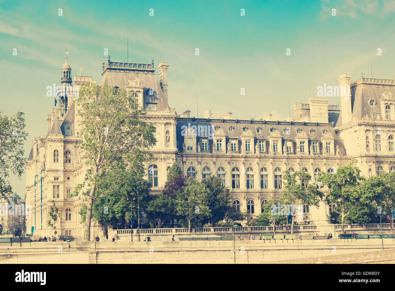 Dans la rue de Paris une journée d'été Banque D'Images