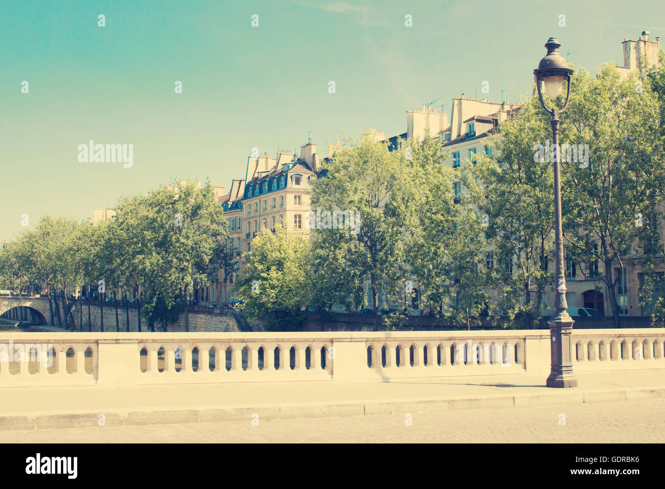 Dans la rue de Paris une journée d'été Banque D'Images