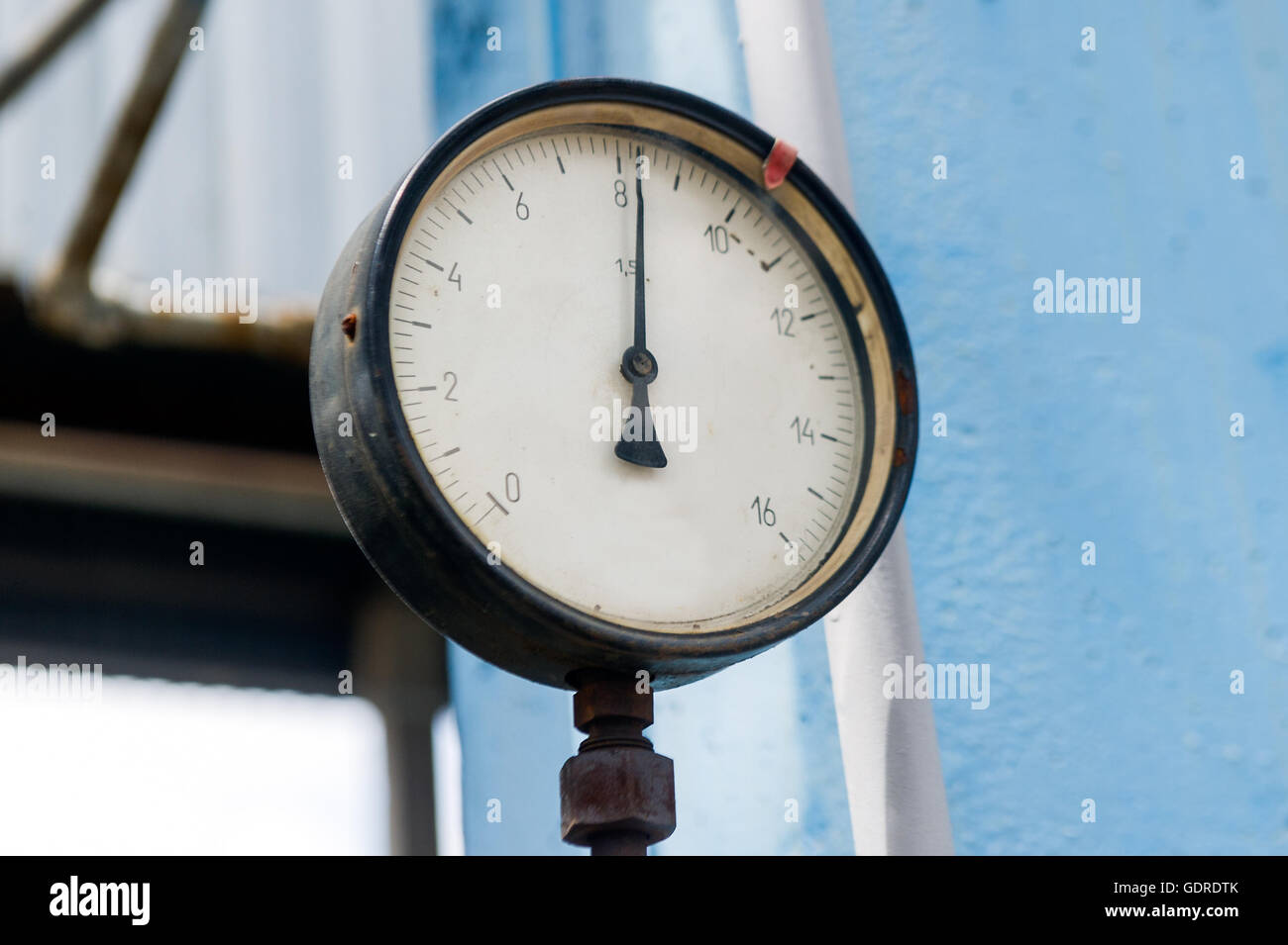 Compteur de pression en usine de traitement du gaz naturel en journée d'été ensoleillée Banque D'Images