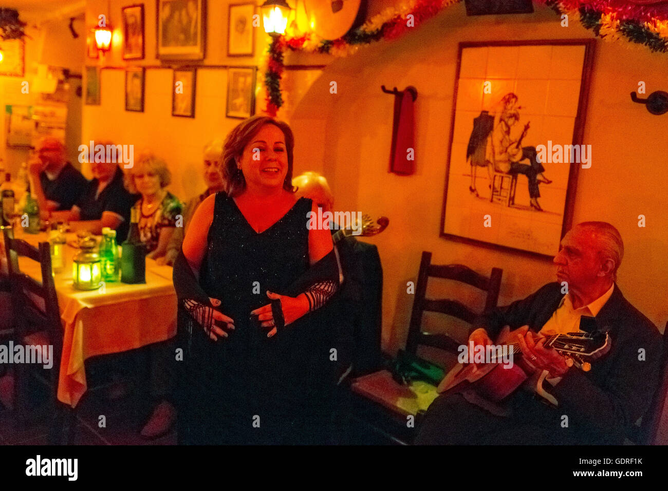 La musique Fado Fado, bar dans la ville de Lisbonne, chanteuse de fado, Lisbonne, du district de Lisbonne, Portugal, Europe Travel, Travel Banque D'Images