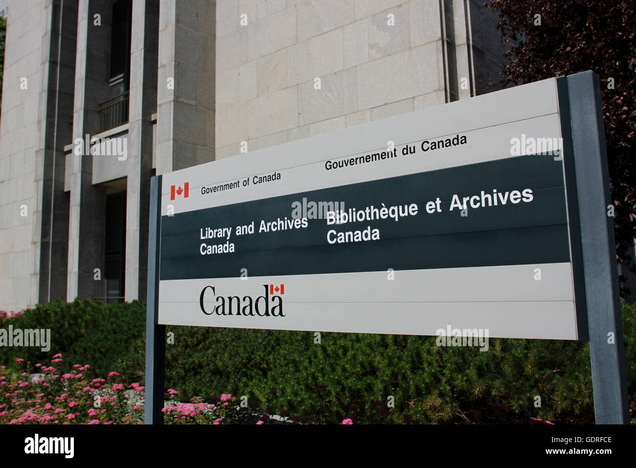 OTTAWA, ONTARIO - La Bibliothèque et Archives, sur la rue Wellington. Banque D'Images