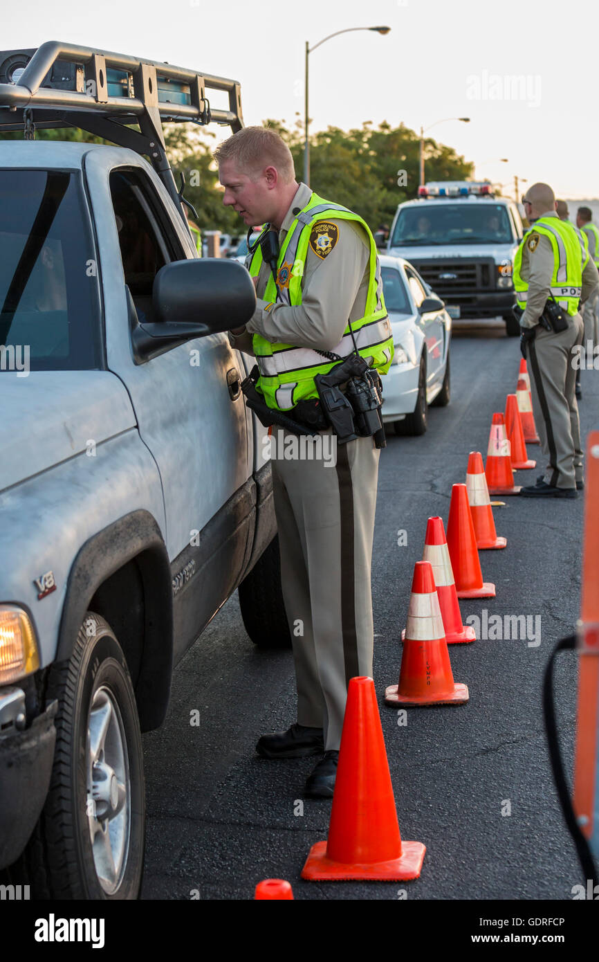 Las Vegas, Nevada - Police configurer un point de contrôle de la sobriété sur Vegas Valley Drive, contrôle de l'alcool ou de drogue. Banque D'Images