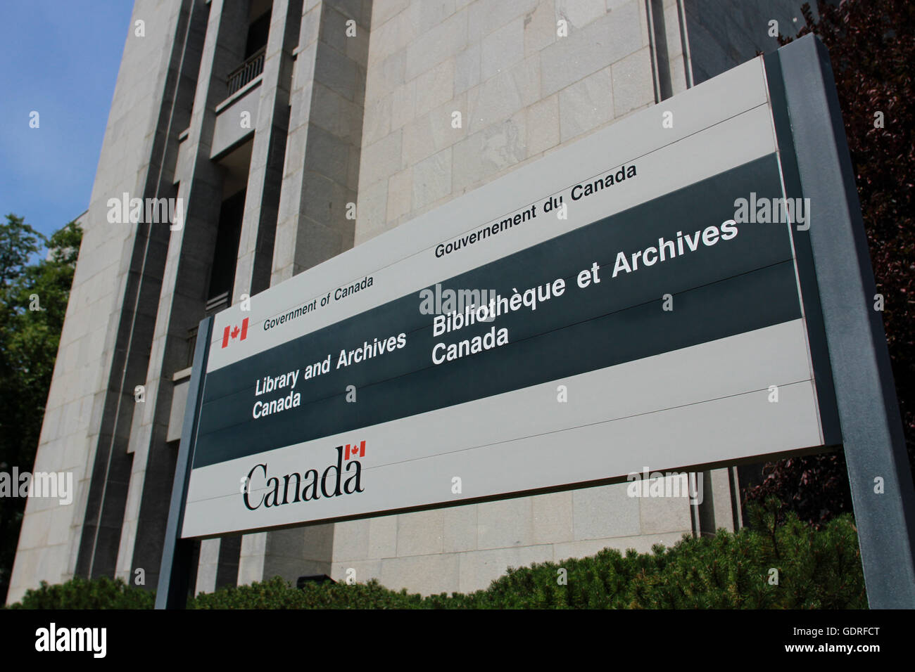 OTTAWA, ONTARIO - La Bibliothèque et Archives, sur la rue Wellington. Banque D'Images