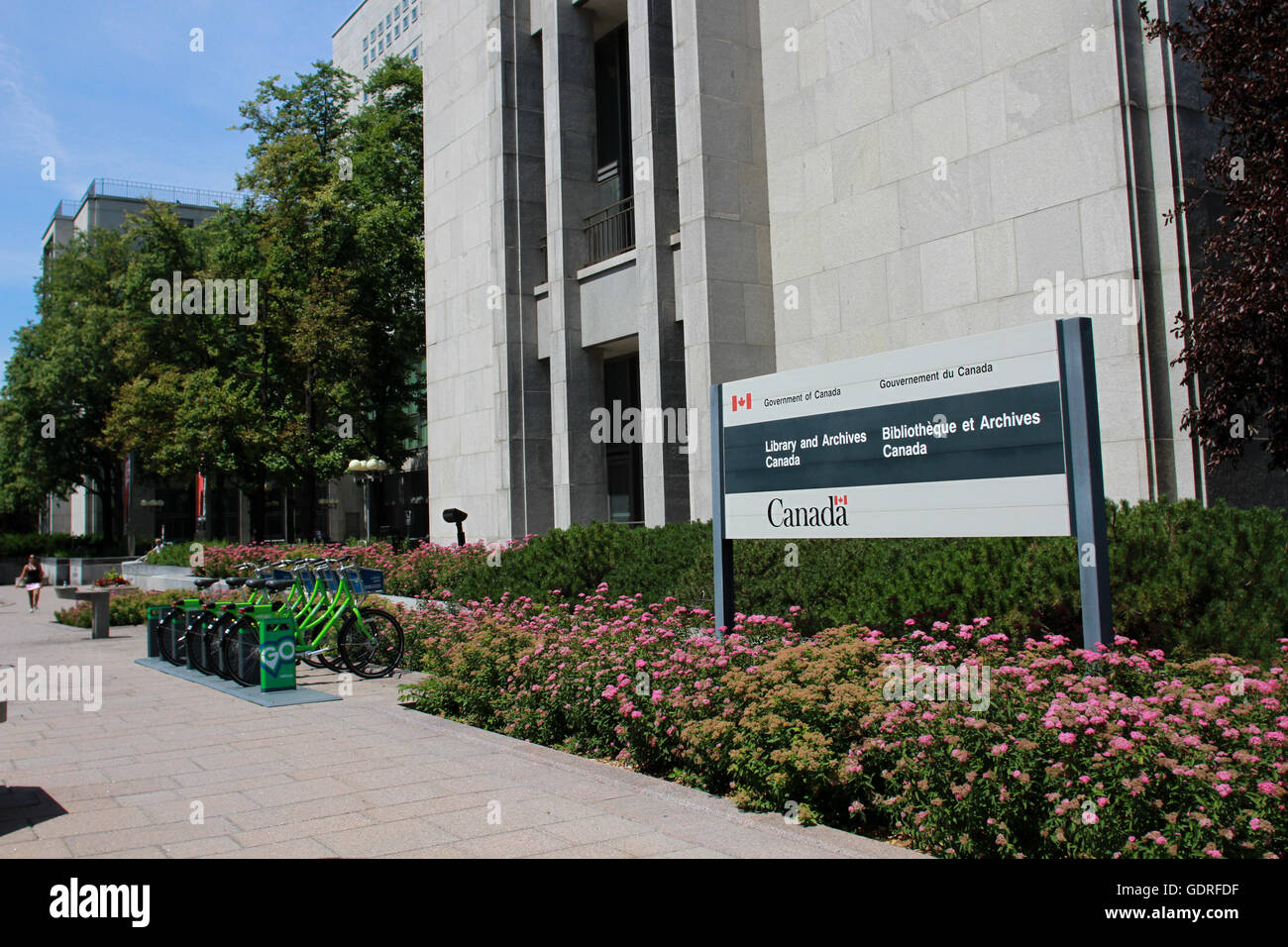 OTTAWA, ONTARIO - La Bibliothèque et Archives, sur la rue Wellington. Banque D'Images