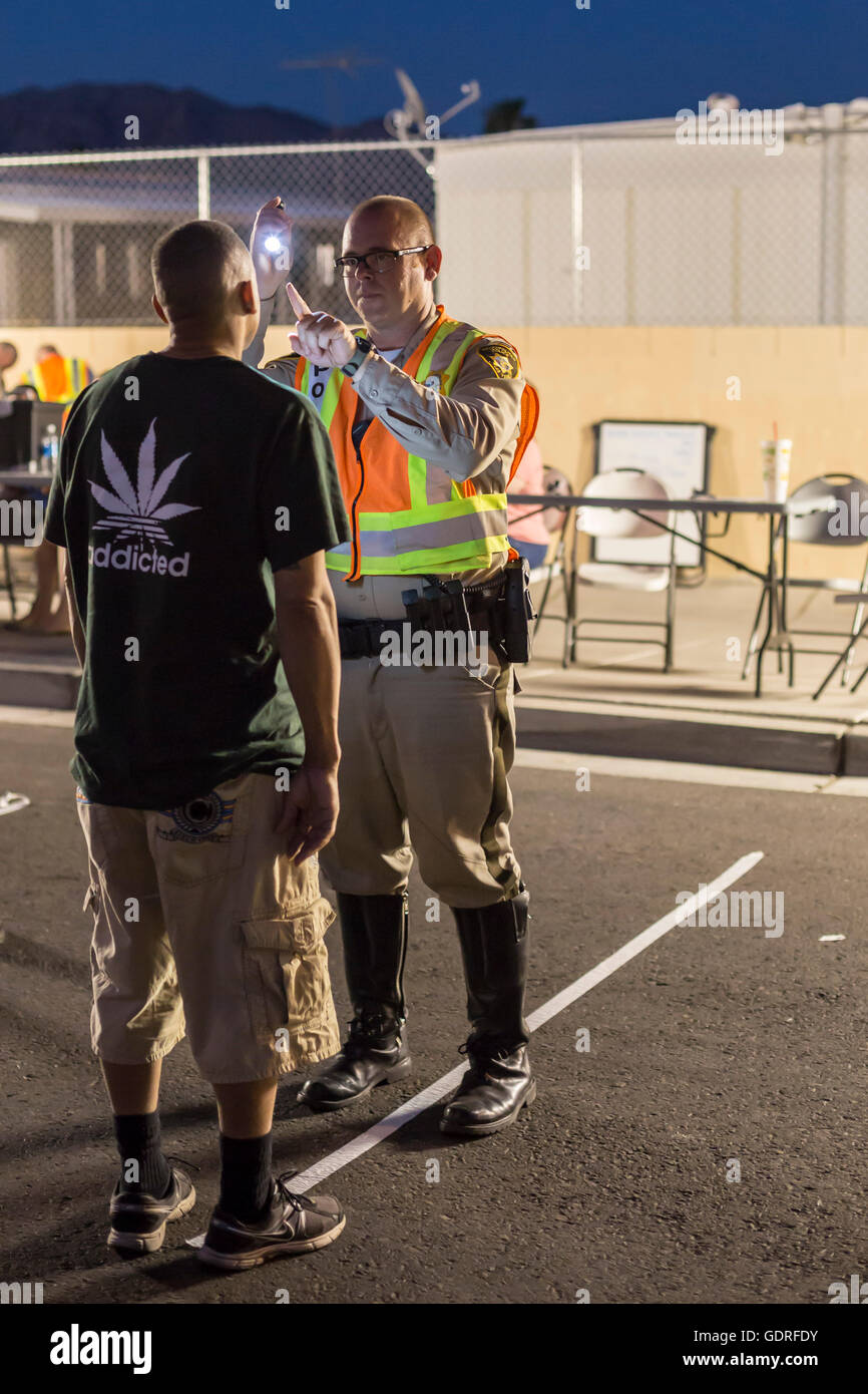 Las Vegas, Nevada - Police configurer un point de contrôle de la sobriété sur Vegas Valley Drive, détention d'un certain nombre de pilotes. Banque D'Images