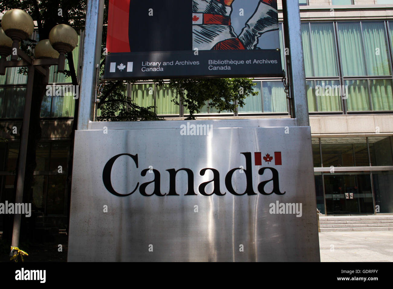 OTTAWA, ONTARIO - La Bibliothèque et Archives, sur la rue Wellington. Banque D'Images