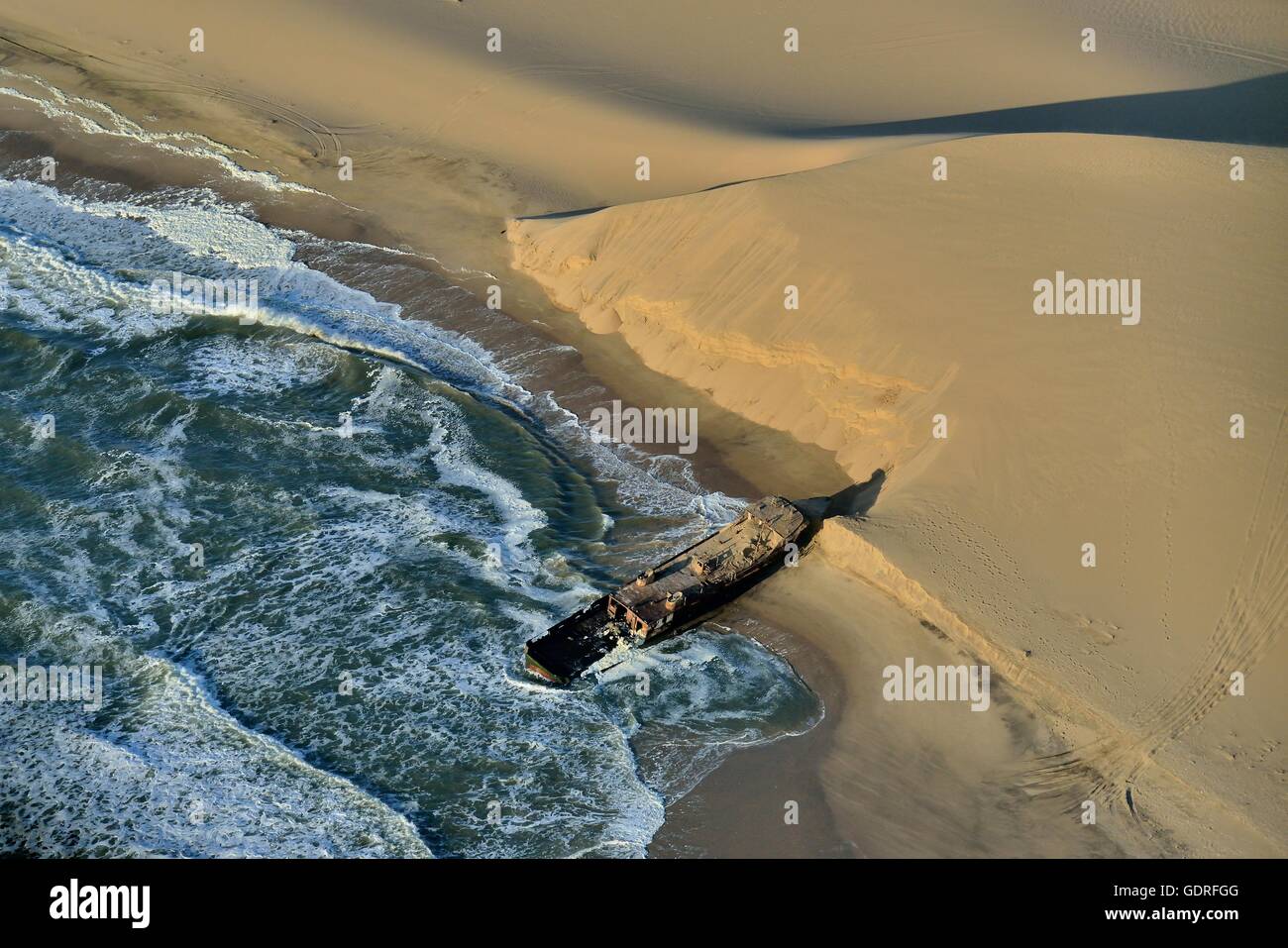 Épave du Shaunee, naufragés en 1976, près de la côte namibienne, Conception Bay South de Sandwich Harbour, vue aérienne Banque D'Images