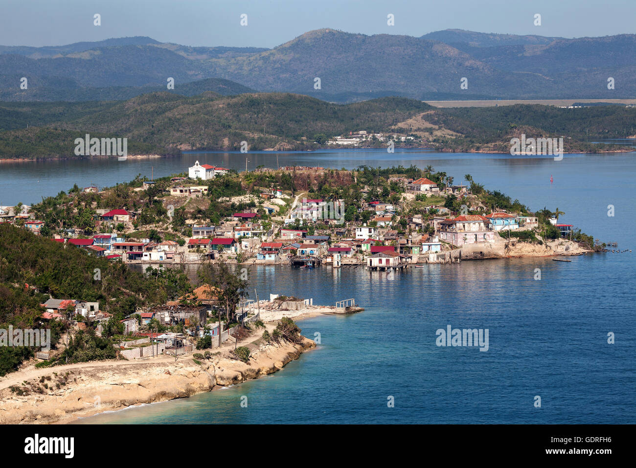 Vue sur l'île de Cayo Granma dans la Bahia de la baie de Santiago de Cuba, Santiago de Cuba, Province de Santiago de Cuba, Cuba Banque D'Images