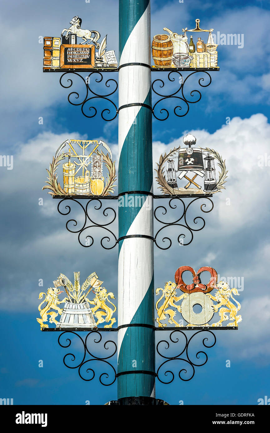 Maypole, détail avec des motifs de différents métiers, Kelheim, Upper Bavaria, Bavaria, Germany Banque D'Images