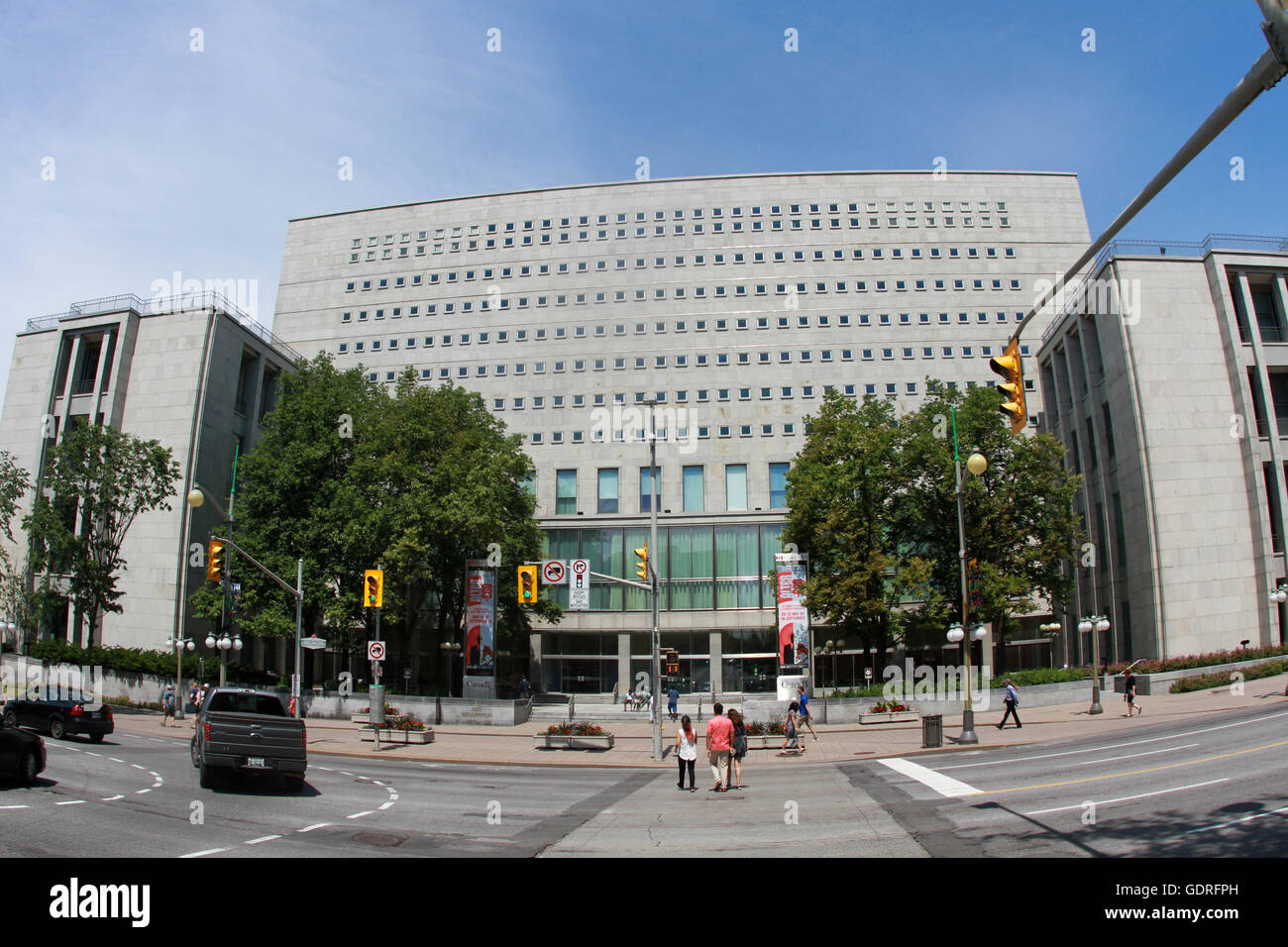 OTTAWA, ONTARIO - La Bibliothèque et Archives, sur la rue Wellington. Banque D'Images