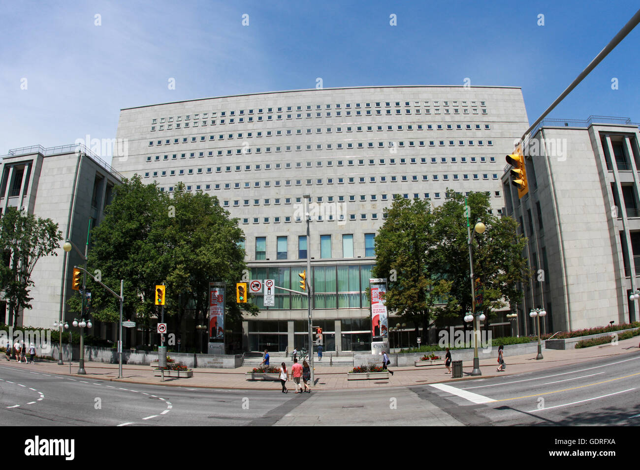 OTTAWA, ONTARIO - La Bibliothèque et Archives, sur la rue Wellington. Banque D'Images