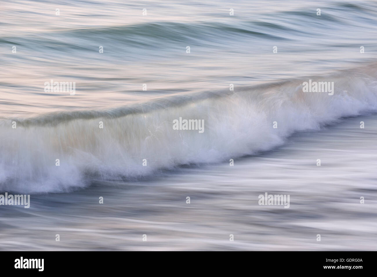 Les vagues dans la mer Baltique, un panoramique avec shot, Rügen, Mecklembourg-Poméranie-Occidentale, Allemagne Banque D'Images