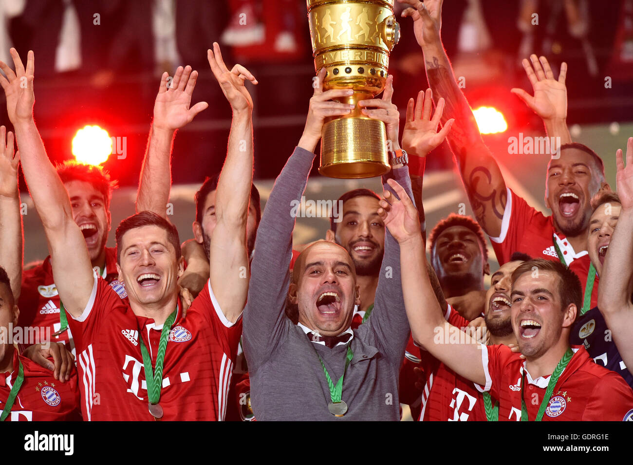 L'entraîneur Josep Guardiola Pep le DFB de levage dans l'air, encourageant après avoir remporté la finale de la Coupe de football avec des joueurs de football Bayern Banque D'Images