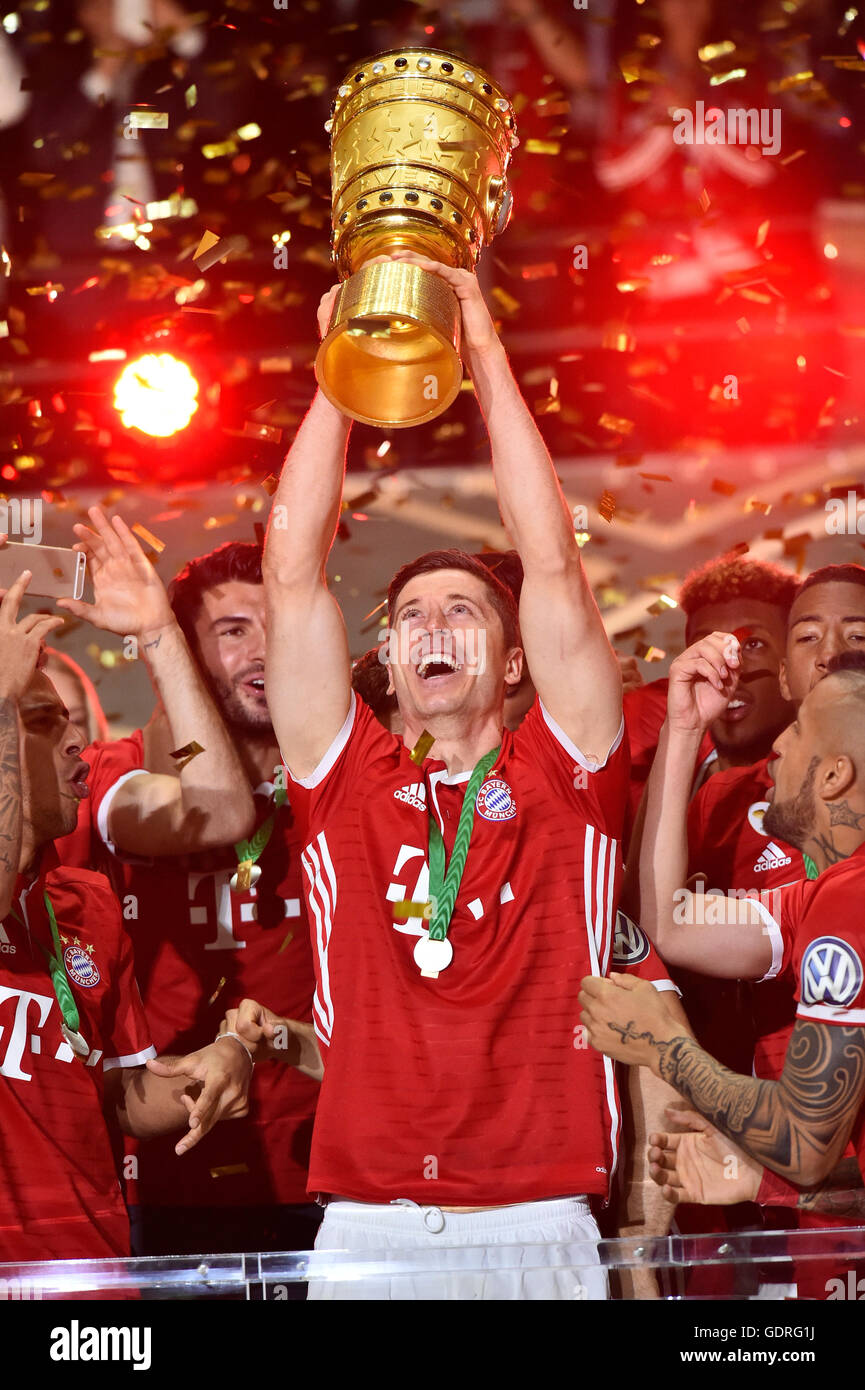 Robert Lewandowski le DFB de levage dans l'air, entourée d'autres joueurs de football Bayern Munich Banque D'Images