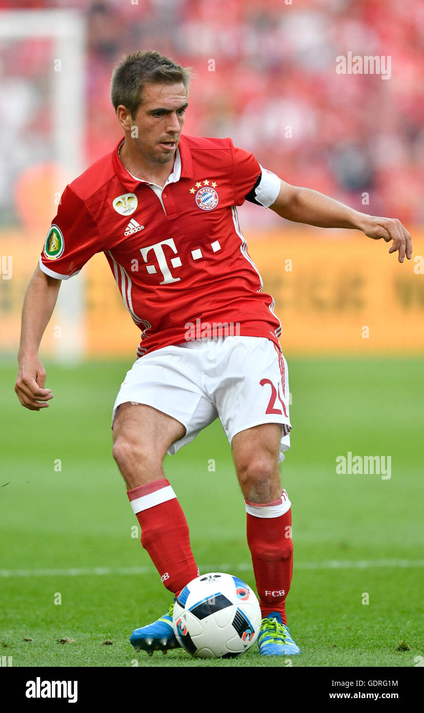 Philipp Lahm de jouer la balle, joueur de football du FC Bayern Munich, en finale de la Coupe allemande à Berlin, Allemagne Banque D'Images