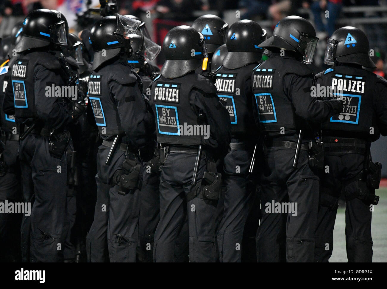 La police anti-émeute en uniforme en face de fans, relégation, Nuremberg, Bavière, Allemagne Banque D'Images