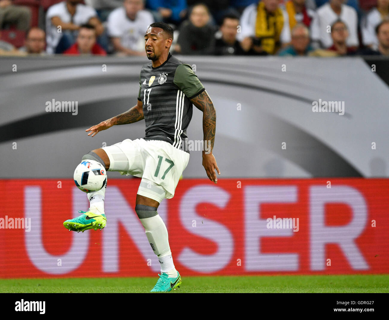 Jerome Boateng, joueur de football allemand, jouer la balle en face de notre adboard WWK, Arena, Augsbourg, Bavière, Allemagne Banque D'Images