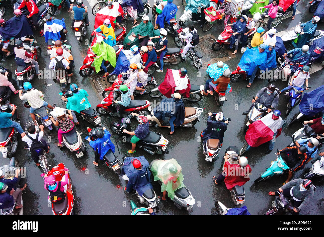 Scène colorée de l'Asie à l'heure de pointe de la ville après la pluie, le soir Banque D'Images