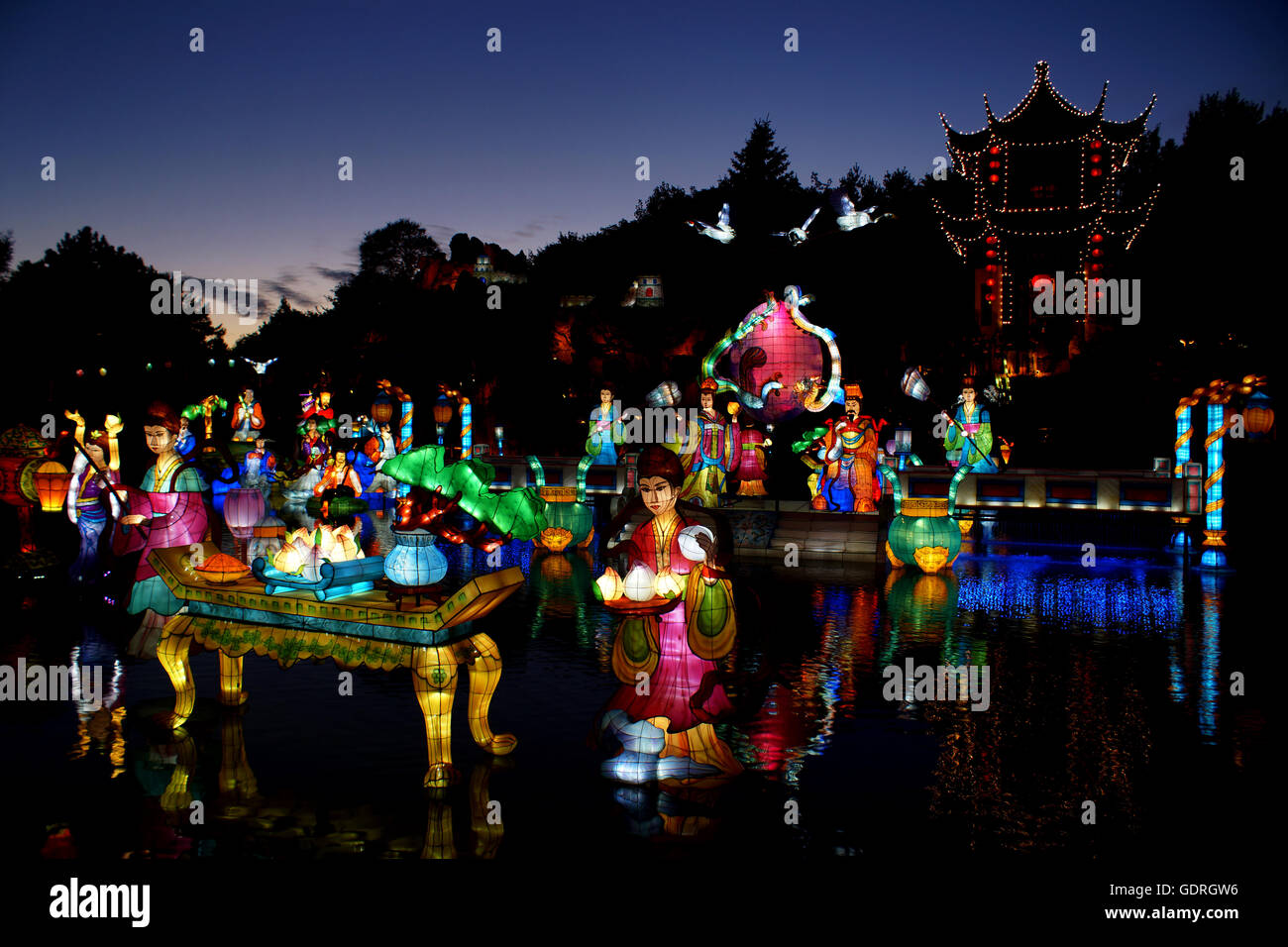 Montréal Festival de lanternes chinoises au Jardin Botanique. Le thème est  l'histoire de la voûte céleste Banquet Photo Stock - Alamy