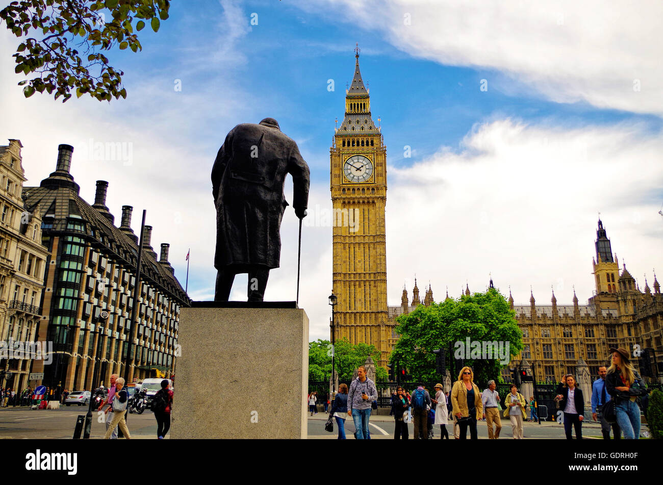 La statue de Sir Winston Churchill regards sur la majestueuse Big Ben, une destination touristique populaire, à Londres. Banque D'Images