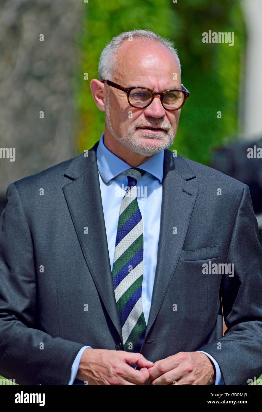 Crispin Blunt MP (conservateur, Reigate) interviewé sur College Green, Westminster, Juillet 2016 Banque D'Images