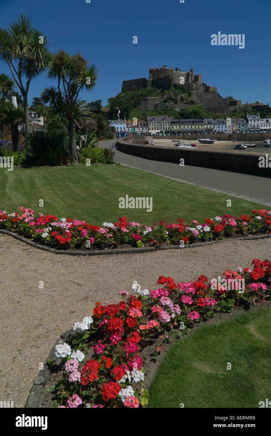 Jardins Fleuris menant au château Mont Orgueil,Jersey,Channel Islands Banque D'Images