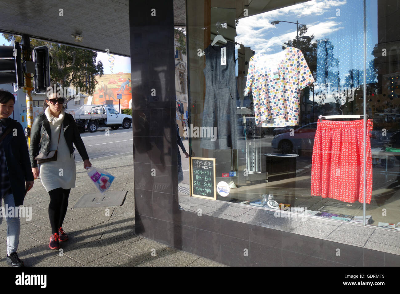 Les femmes shopping sur William Street, Northbridge, Perth, Australie occidentale. Pas de monsieur ou PR Banque D'Images