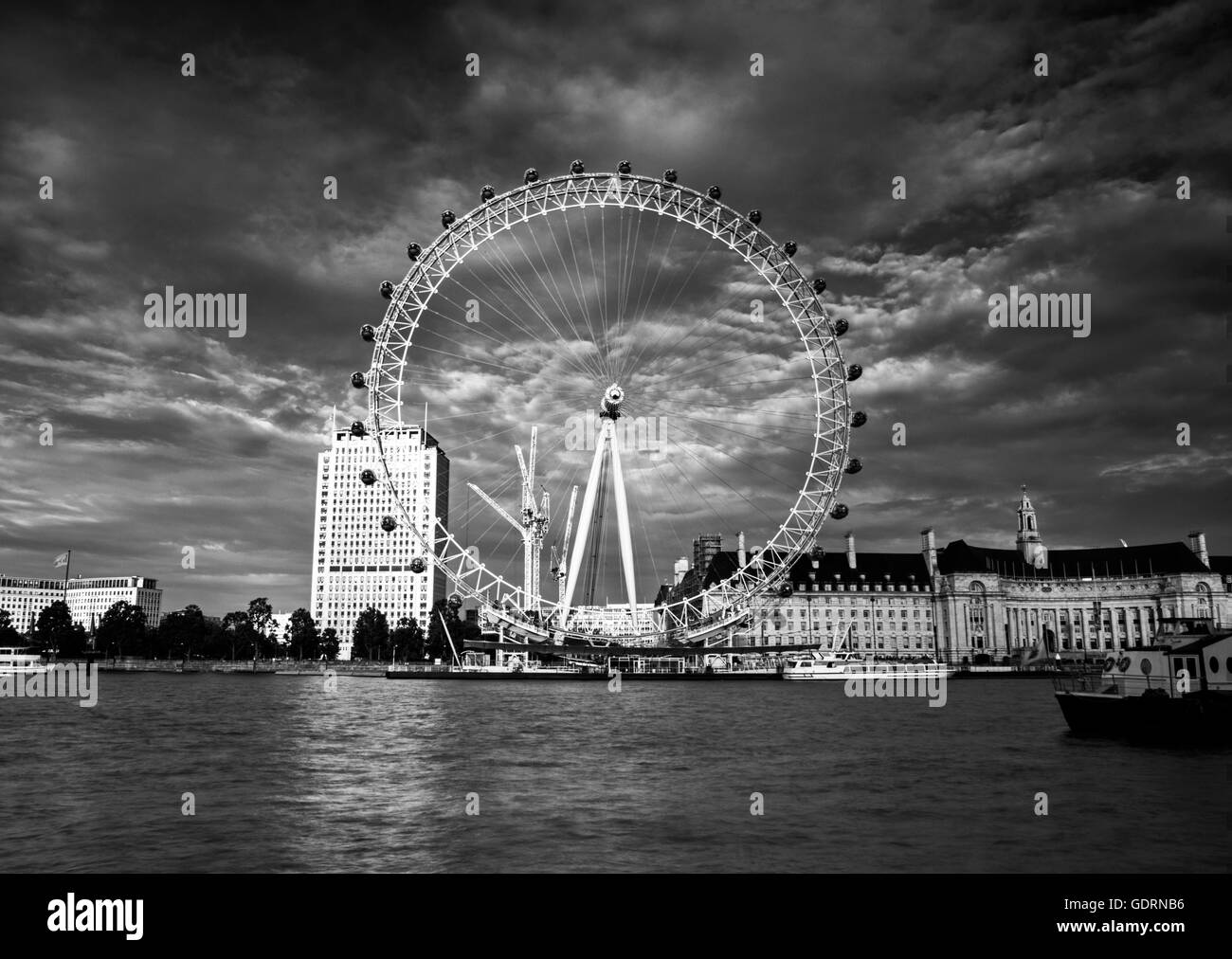 Image monochrome de l'Oeil de Londres sur la Tamise à Londres, Angleterre Banque D'Images