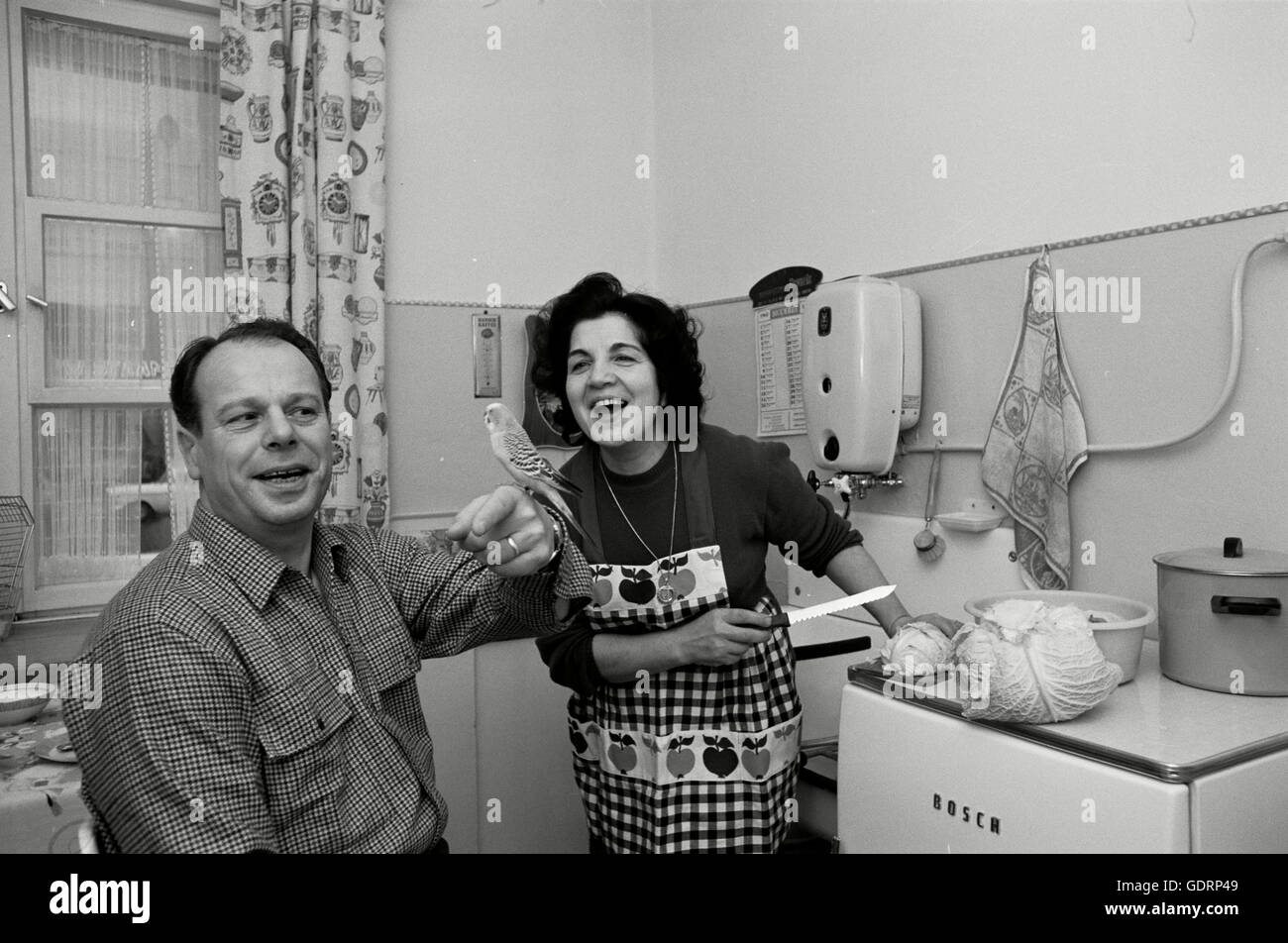 Il y a beaucoup de couples dans Italian-German avec plaisir la communauté de Berlin d'expatriés. Banque D'Images