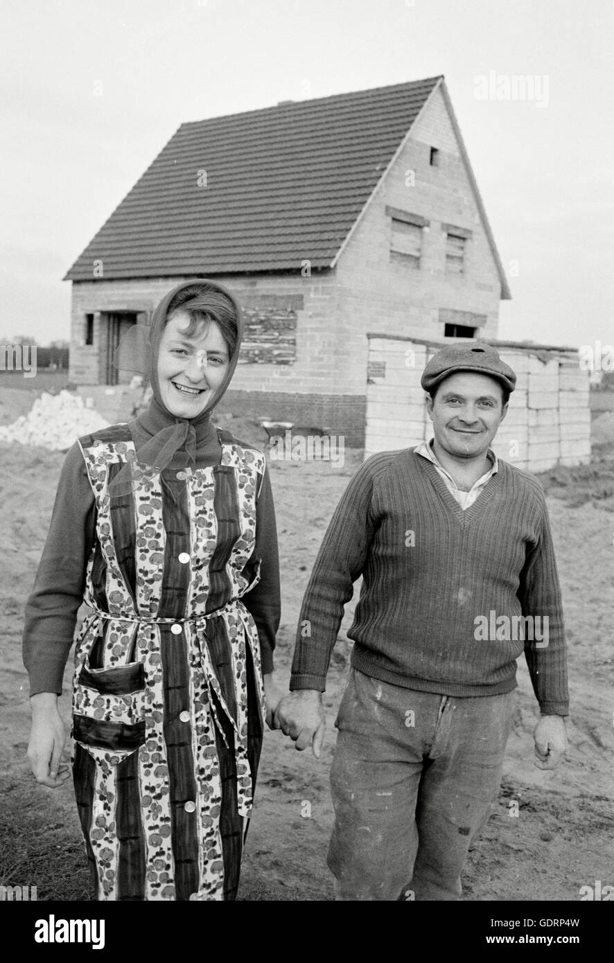 L'Italien Lorenzo Annese et Frida allemande Neugebauer a construit cette maison ensemble et veulent se marier. Banque D'Images