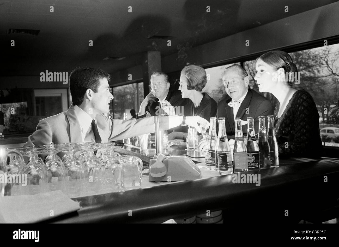 Arnese Cosmo est le chef barman à l'Hôtel Intercontinental moderne de Francfort. Banque D'Images