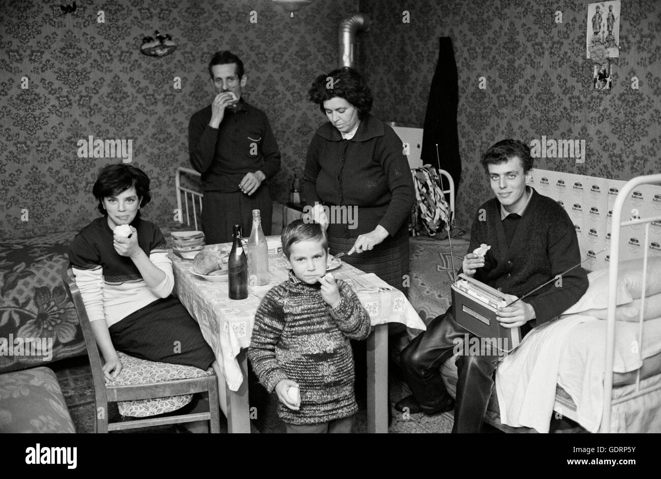 Il est assez courant qu'une famille entière vit à 400 pieds carrés à plat. Banque D'Images