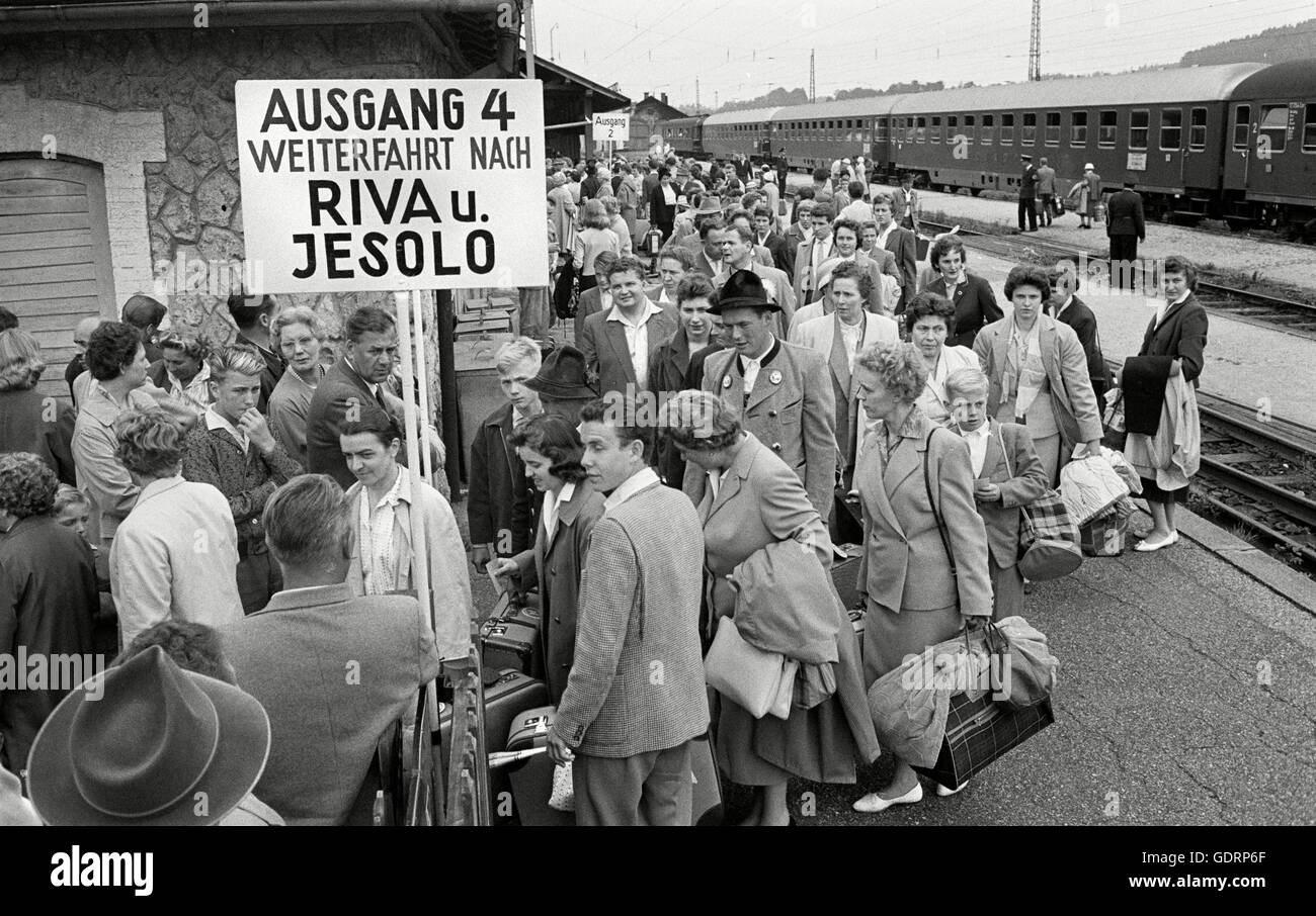 En attente d'un bus pour l'Italie à la gare Ruhpolding, 1958 Banque D'Images