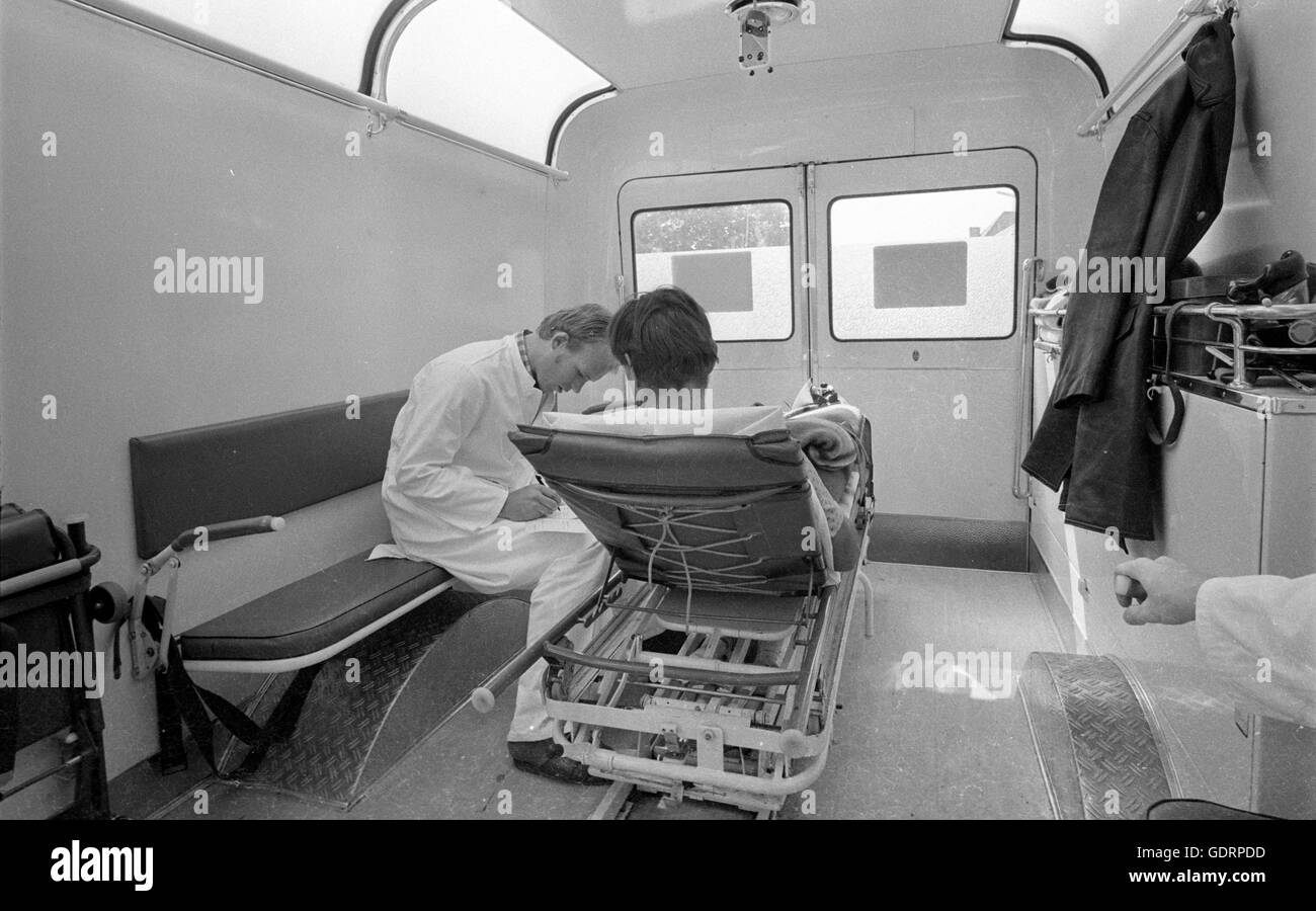 Voiture de sauvetage dans l'action, 1970 Banque D'Images