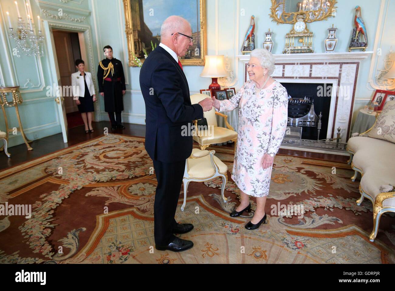La reine Elizabeth II reçoit David Hurley, Gouverneur de Nouvelle-Galles du Sud, au début d'une audience privée au palais de Buckingham, à Londres. Banque D'Images
