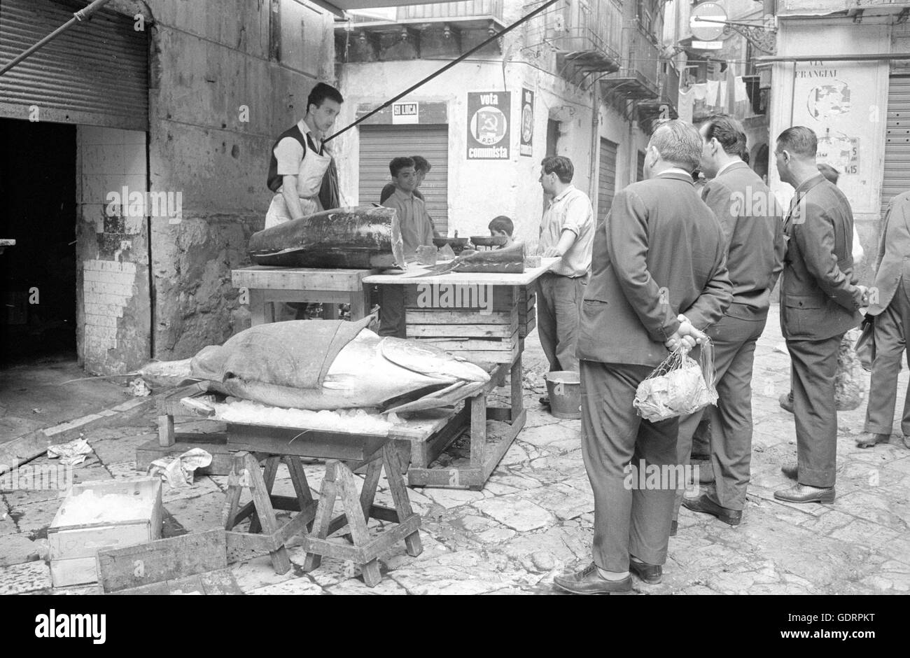 Échoppe de marché avec des poissons dans une ruelle à Palerme, 1963 Banque D'Images