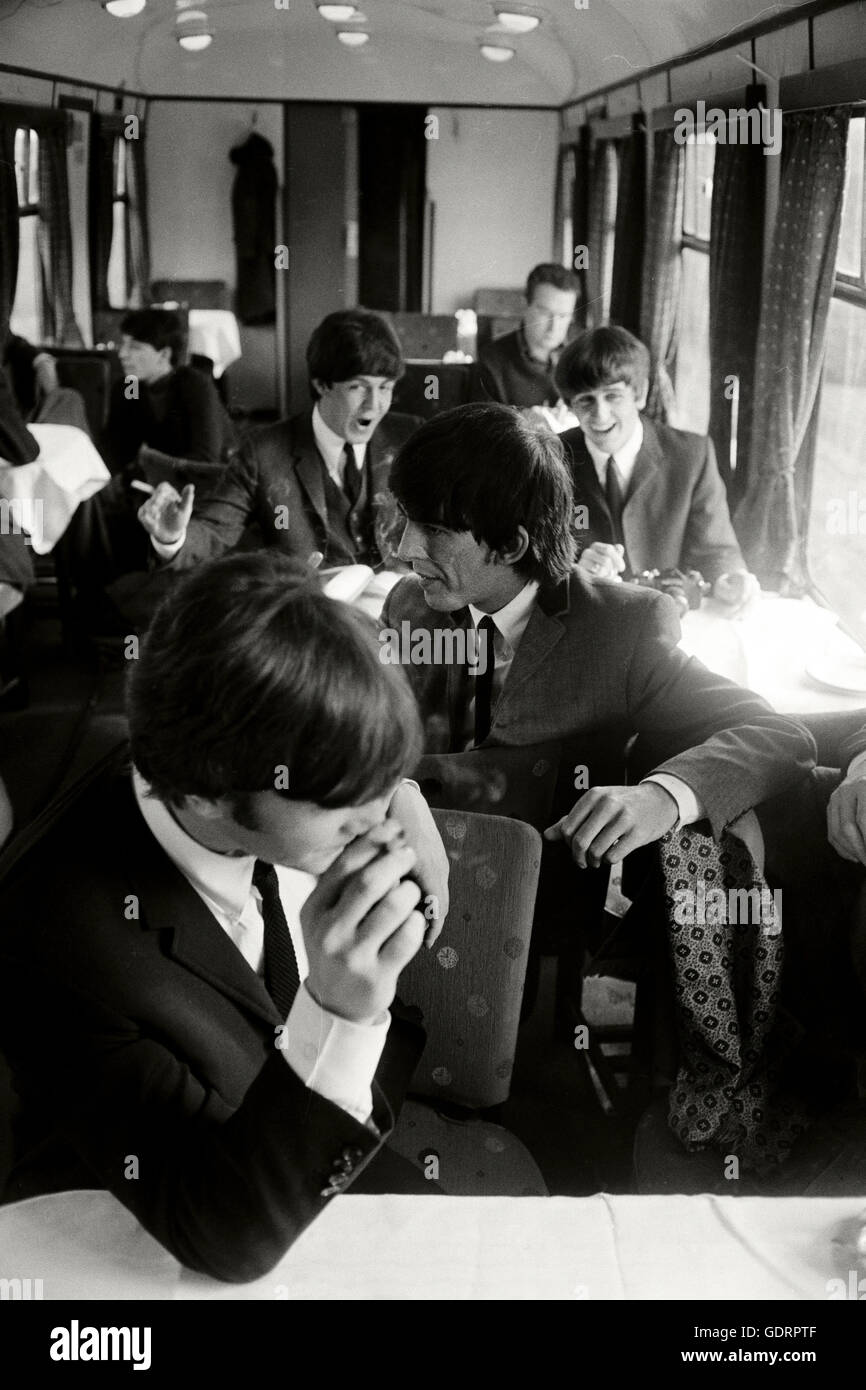 Les Beatles dans la voiture-restaurant sur une dure journée de train de nuit. Banque D'Images