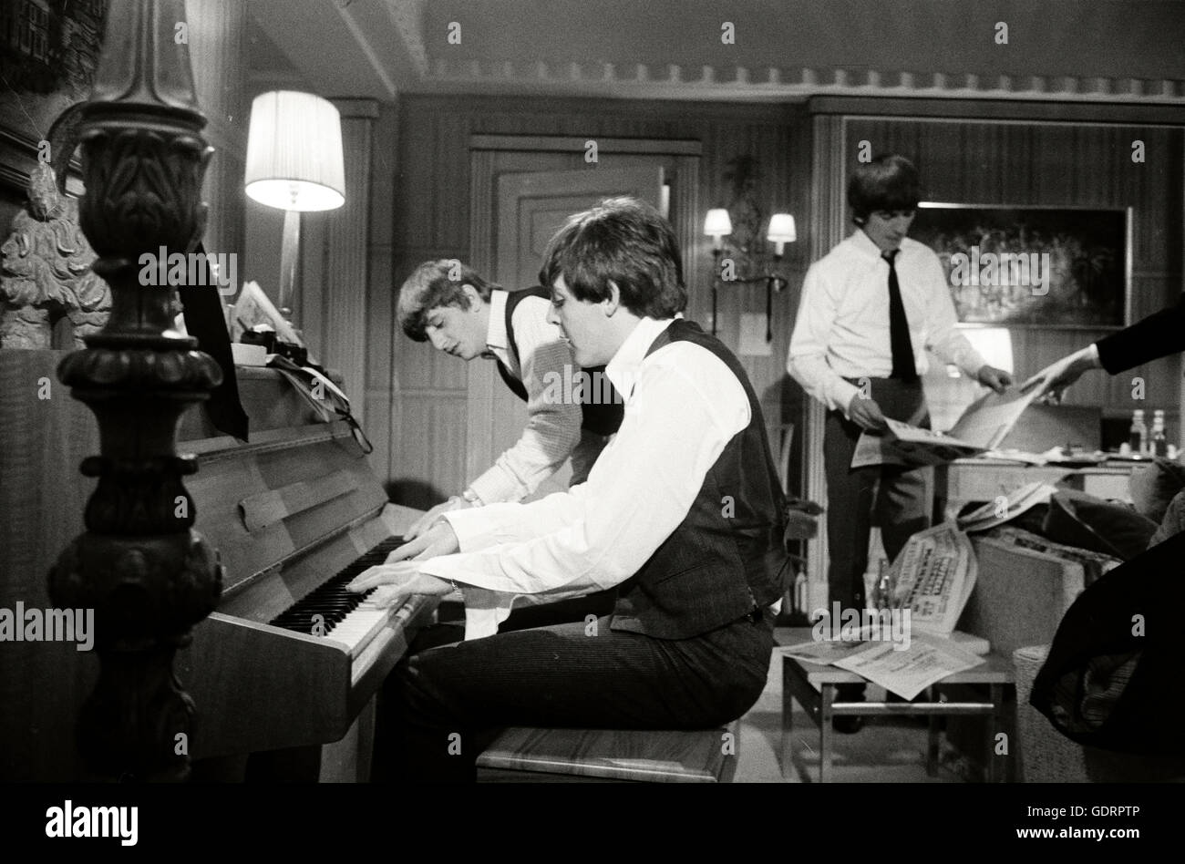 George Harrison, Ringo Starr et Paul McCartney sur le plateau pour une dure journée de nuit à Twickenham Studios. Banque D'Images