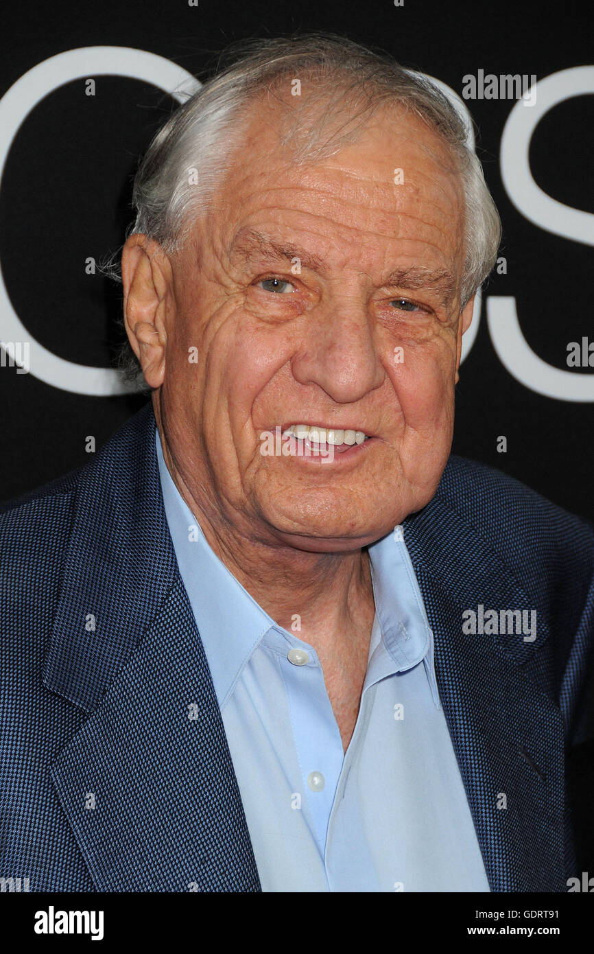 Los Angeles, CA, USA. Août 13, 2013. 19 juillet 2016 - acteur, réalisateur, scénariste, producteur et Garry Marshall est décédé à l'âge de 81 ans. Parmi ses crédits inclus dans la création d'Happy Days et ses diverses retombées économiques, l'élaboration de Neil Simon's 1965 jouer un drôle de couple pour la télévision, et la direction de jolie femme, Runaway Bride, Saint Valentin, Nouvel An, Fête des Mères, le Princess Diaries, et le Princess Diaries 2 : Royal Engagement. Photo : 13 août 2013 - Los Angeles, Californie - Garry Marshall. ''Travaux'' Los Angeles Premiere tenue au Regal Cinemas L.A. Vivre. Crédit photo : Byron Pu Banque D'Images