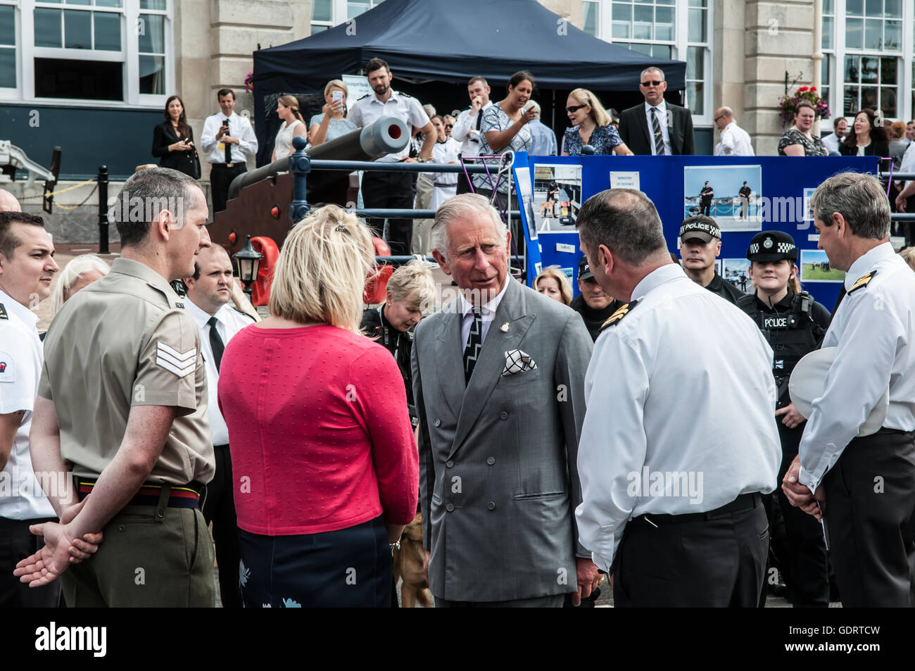 Sa Majesté du chef de la base navale de Devonport, Plymouth, Devon, Royaume-Uni 20 Juillet 2016. Son Altesse Royale le Prince de Galles rencontre des membres de la police navale. Crédit : Steve Lewington/Alamy Live News Banque D'Images