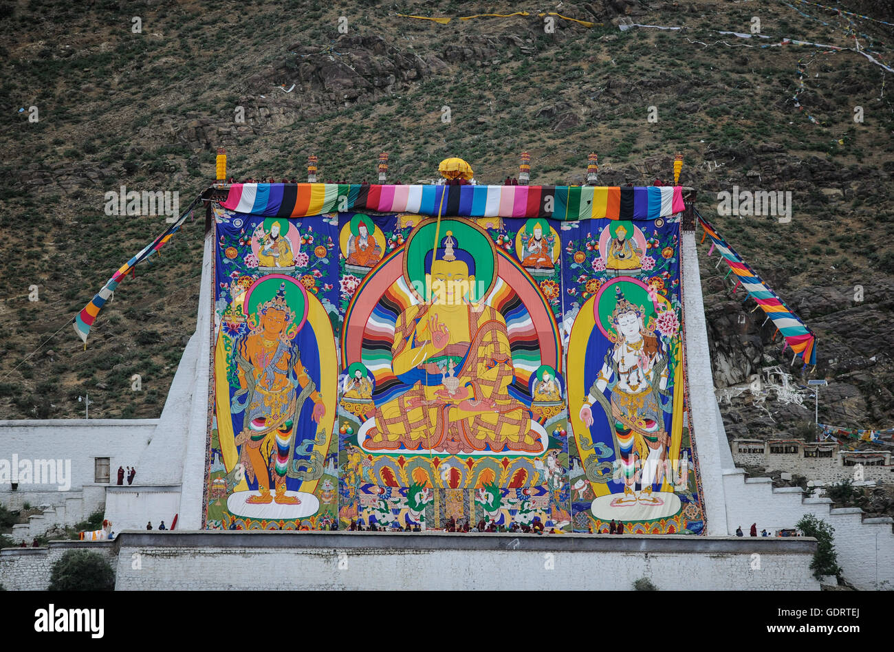 (160720) -- XIGAZÊ, 20 juillet 2016 (Xinhua) -- un énorme bouddha Thangka portrait est affiché lors de l'inauguration du Bouddha à la Lamaserie Zhaxi Lhunbo Xigazê, dans le sud-ouest de la Chine, région autonome du Tibet, le 20 juillet 2016. La cérémonie annuelle a été conclu ici mercredi. (Xinhua/Purbu Zhaxi) (WX) Banque D'Images
