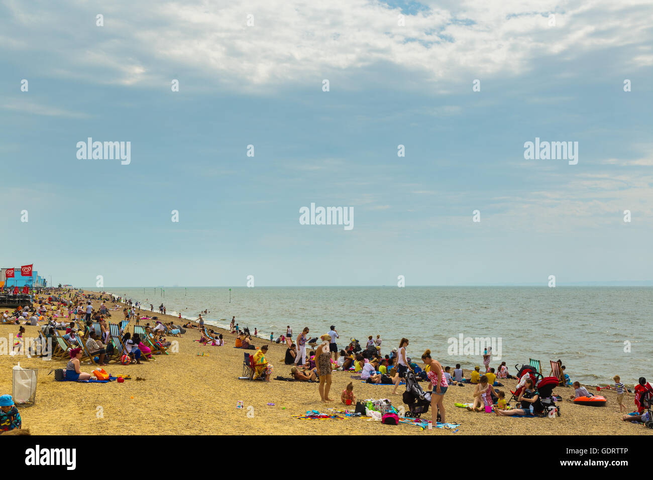 Southend-on-Sea, Royaume-Uni. 20 juillet, 2016. Avec le temps chaud et ensoleillé briser dans certaines parties de l'UK aujourd'hui le Sud-Est continue de se prélasser dans des températures approchant 30C.Une fois de plus personnes se pressent à l'Essex resort de Southend-on-Sea, s'entassant sur des plages de l'estuaire de la Tamise. Credit : Timothy Smith/Alamy Live News Banque D'Images